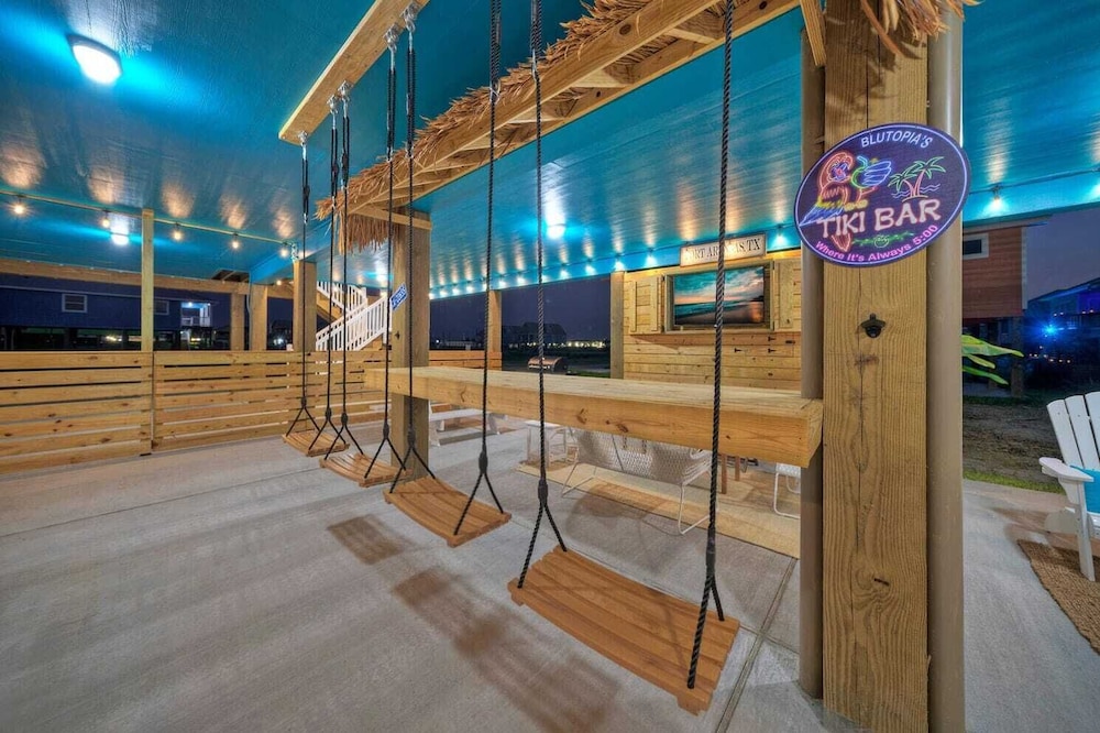 Sleeps 24 2 Homes, Priv Pool, Swing Bar, Patio Lounge Near Nature Preserve
