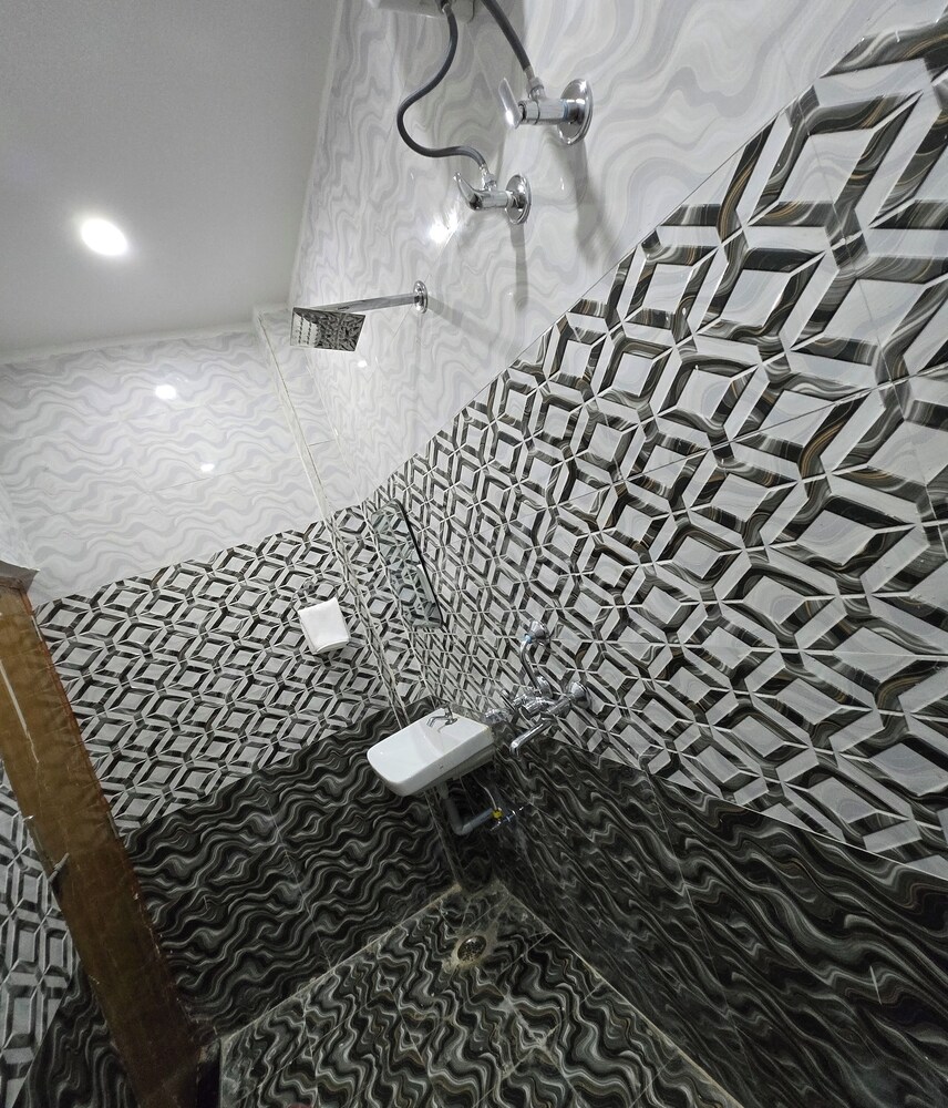 Rudra PGH - just near Temple & Ghats