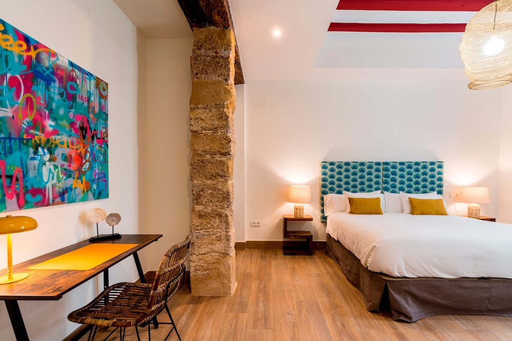 Magnificent 4 Bedroom Apartment in Cadiz Center San Antonio V