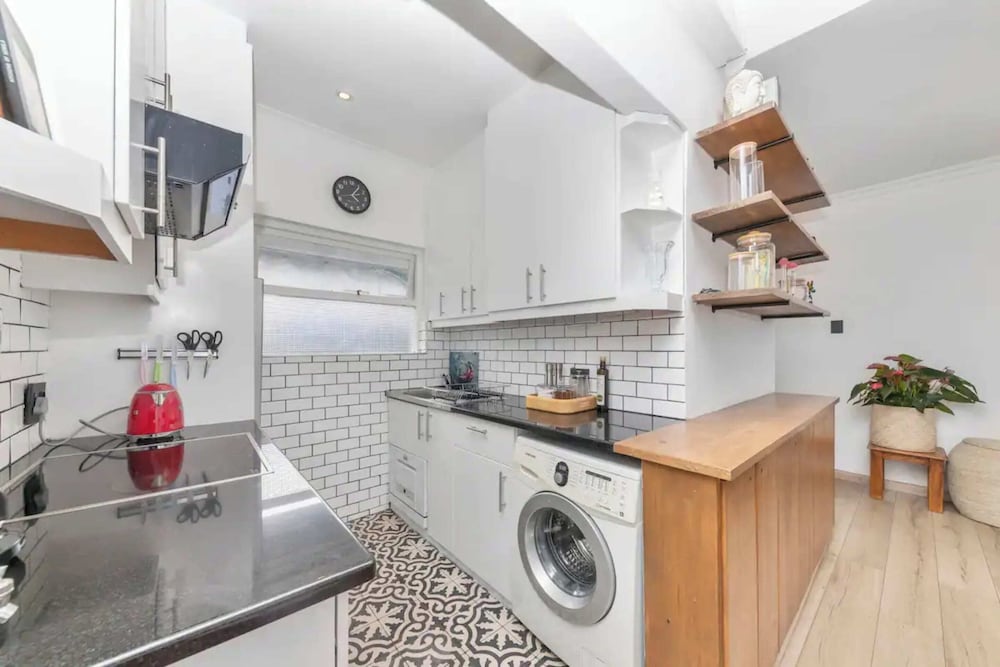 Spacious Loft Apartment Facing Table Mountain view 4