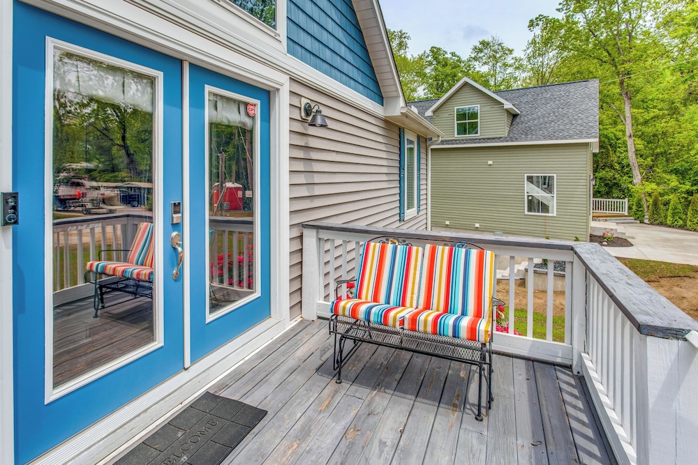 Little River Cottage with Deck