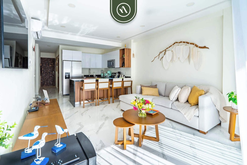 3BR Condo Right Next to the Beach - Pool - Palapa
