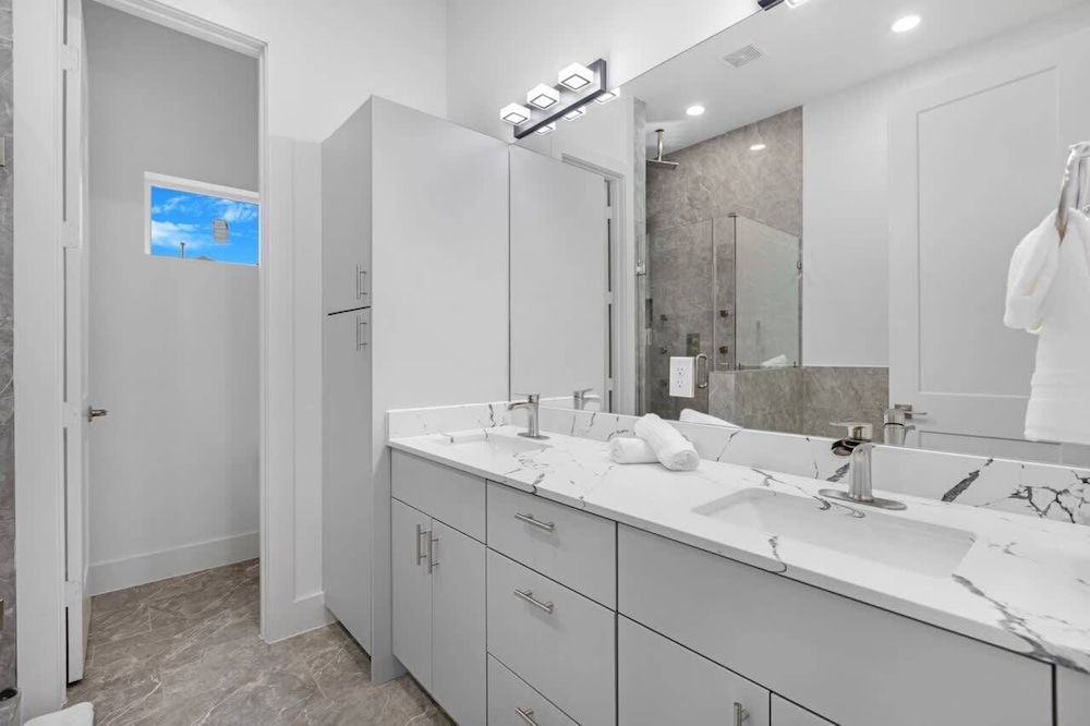 Houston 6 Bedroom Home