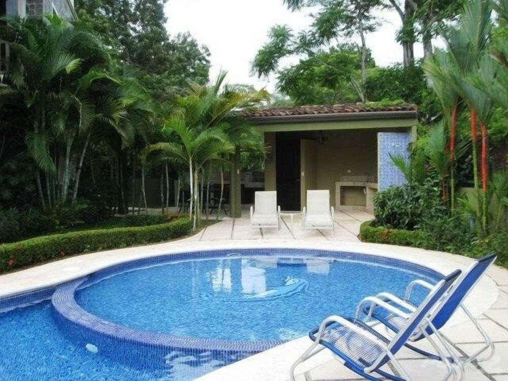La Torre: Poolside Condo with Scenic Views