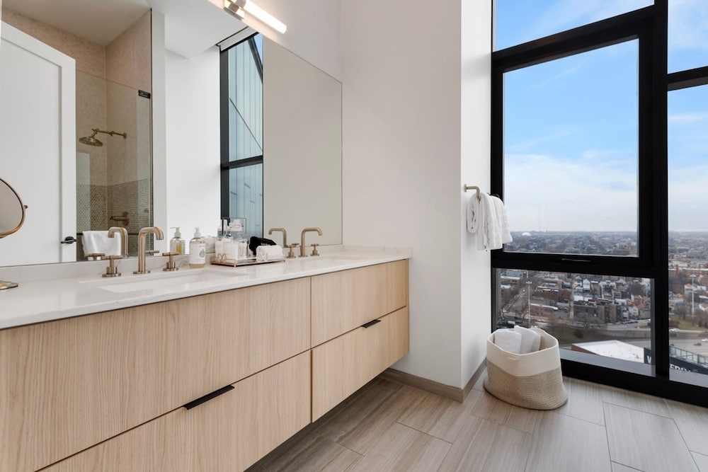 Skyline Penthouse Duo 6 Bedrooms for Large Groups