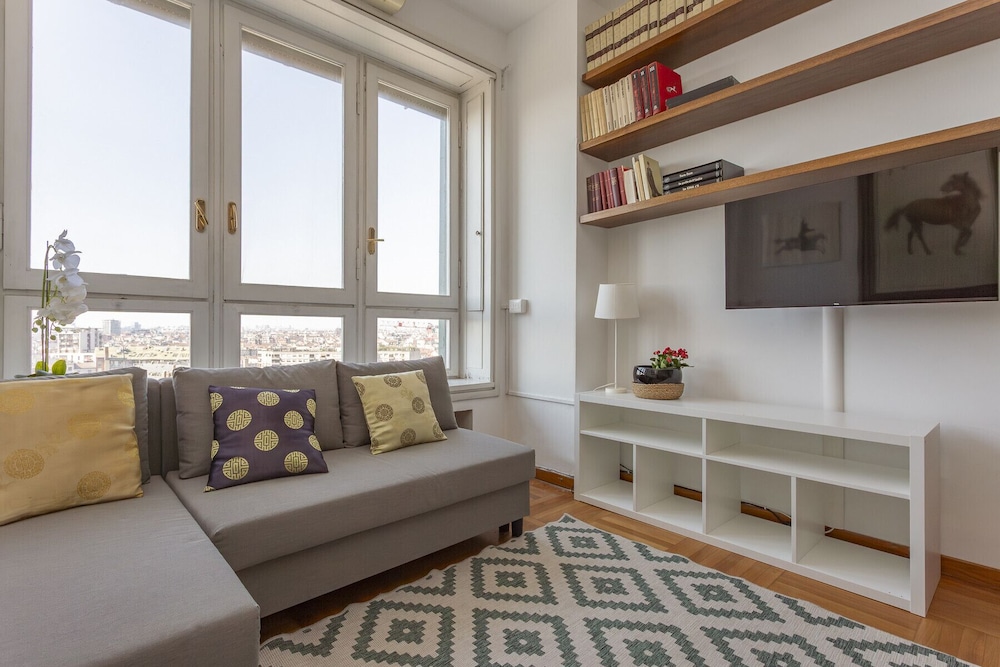 Skyline view Biancamano 1 bdr with balcony by Rentopolis