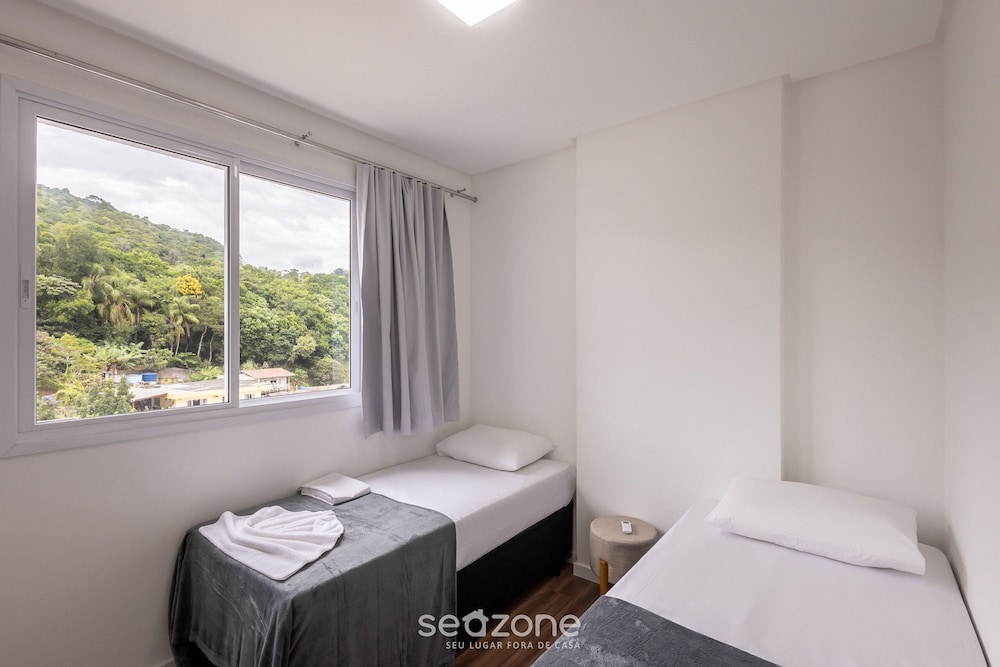 Sea View apt w/ BBQ in Itapema Sbn0705