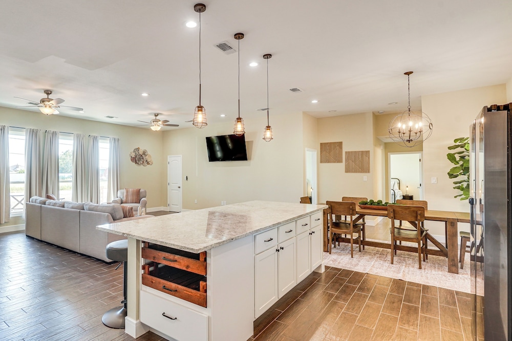 Golf, Shop & Explore: Home 5 Mi to Dtwn Midland!