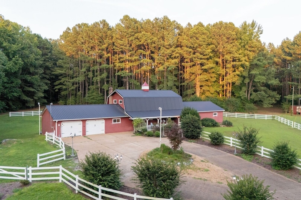 Pet-friendly 3BR Lake House Firepit & Pier