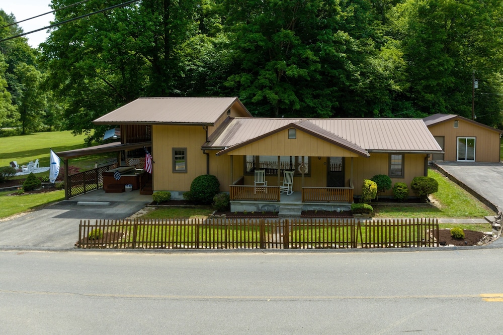 Carter Creek by Avantstay Secluded Yard w/ Creek + Suite view 5