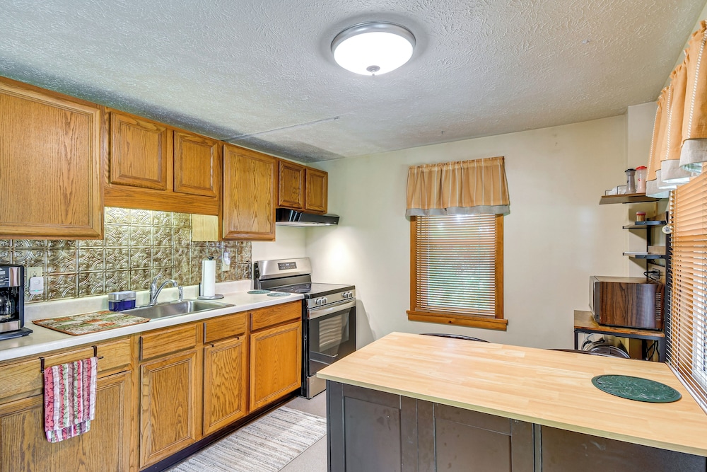 3 Mi to Seneca Lake: Couple's Apt w/ River Access