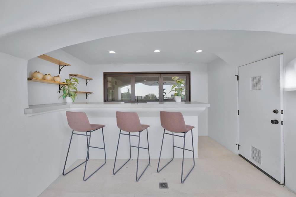 Villa Solea - Mulholland Retreat w/ Pool, Spa & Iconic LA Views