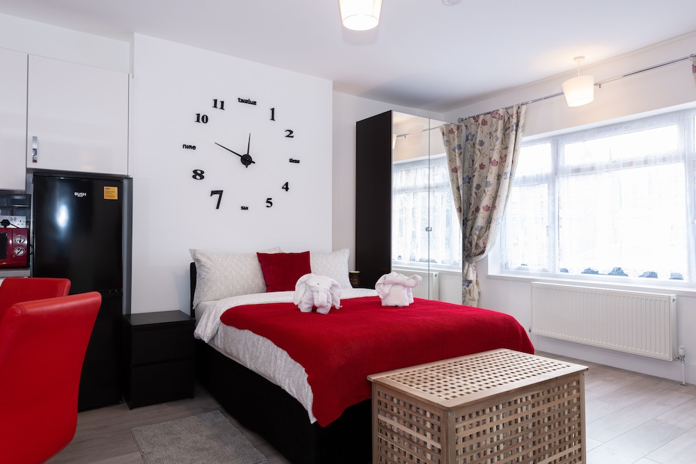 Harrow Vacations - Modern studio in Harrow - Property Image 1