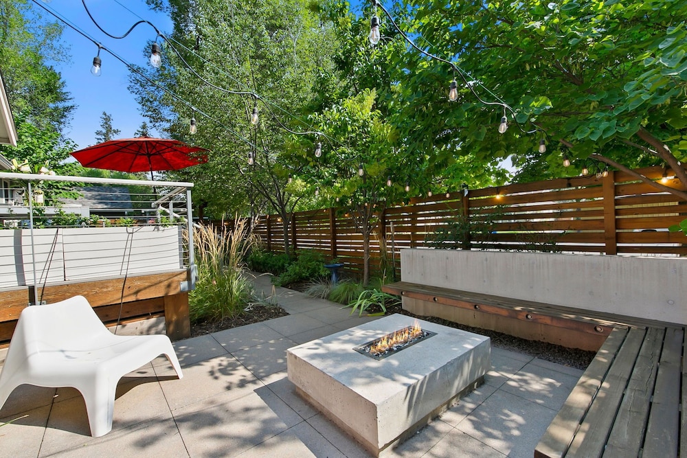 Maple Courtyard - Old Town w/ King Suite & Piano