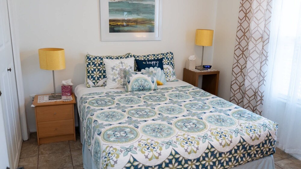 Cozy Family Retreat Steps To Beach Pool / Hot 2 Bedroom Apts