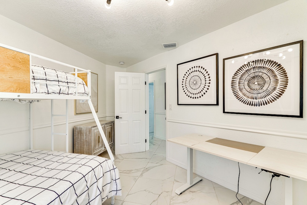 Group Getaway: Luxe Lakeside Gem in Port Charlotte