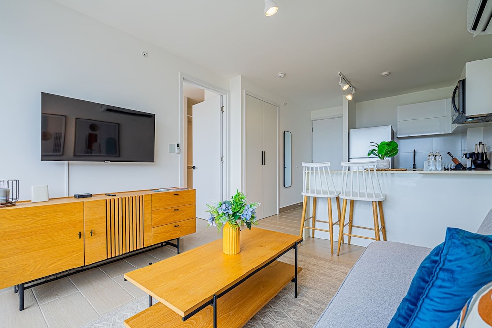 w Majestic 1BR w Stunning Balcony View