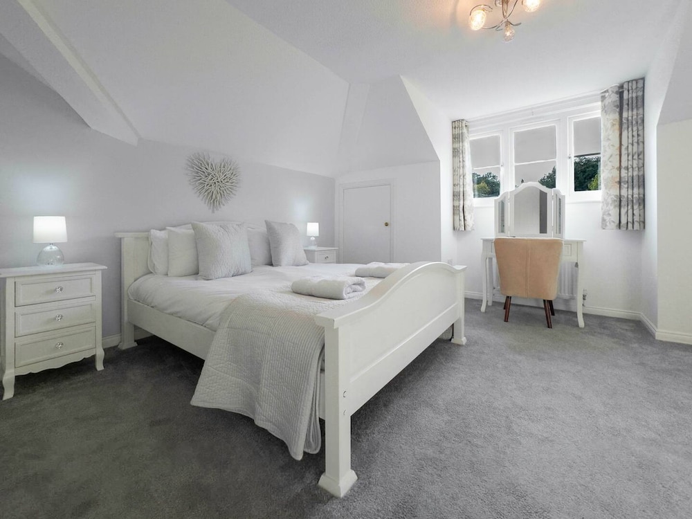 Elegant 2BR Broadstairs Coastal Escape by Adliv