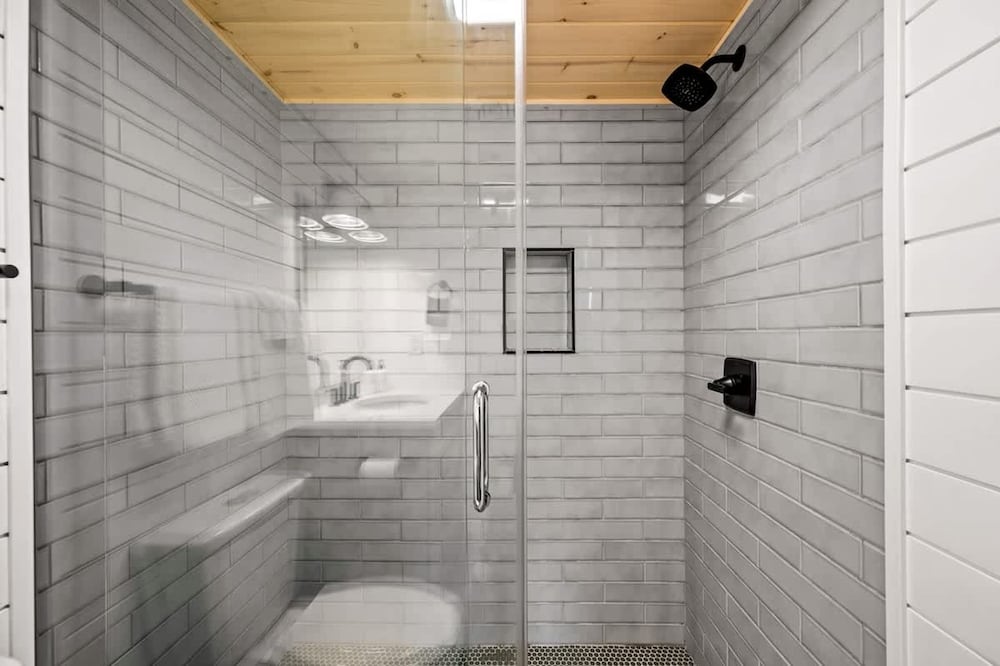 Loft Sleeps 8 Views Indoor Pool Access