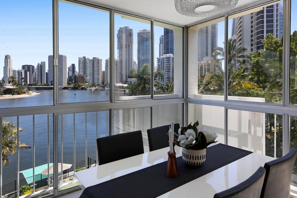 Stylish 2-bed in Surfers Paradise With River Views