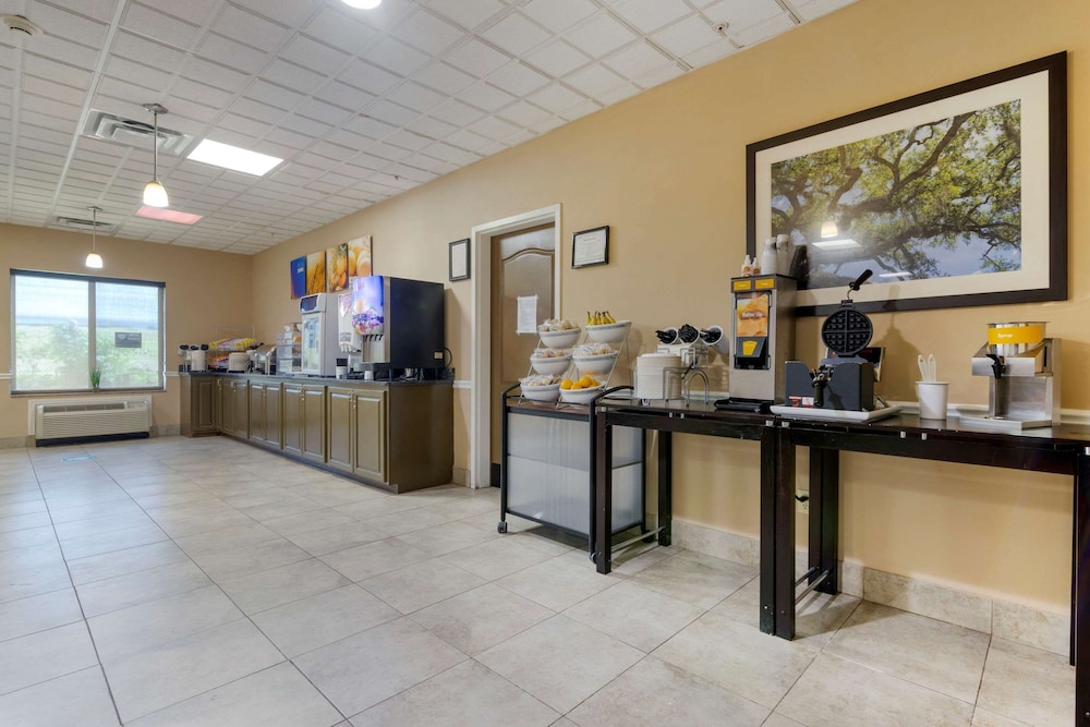 Port Wentworth Vacations - Comfort Suites Savannah North I-95 - Property Image 1