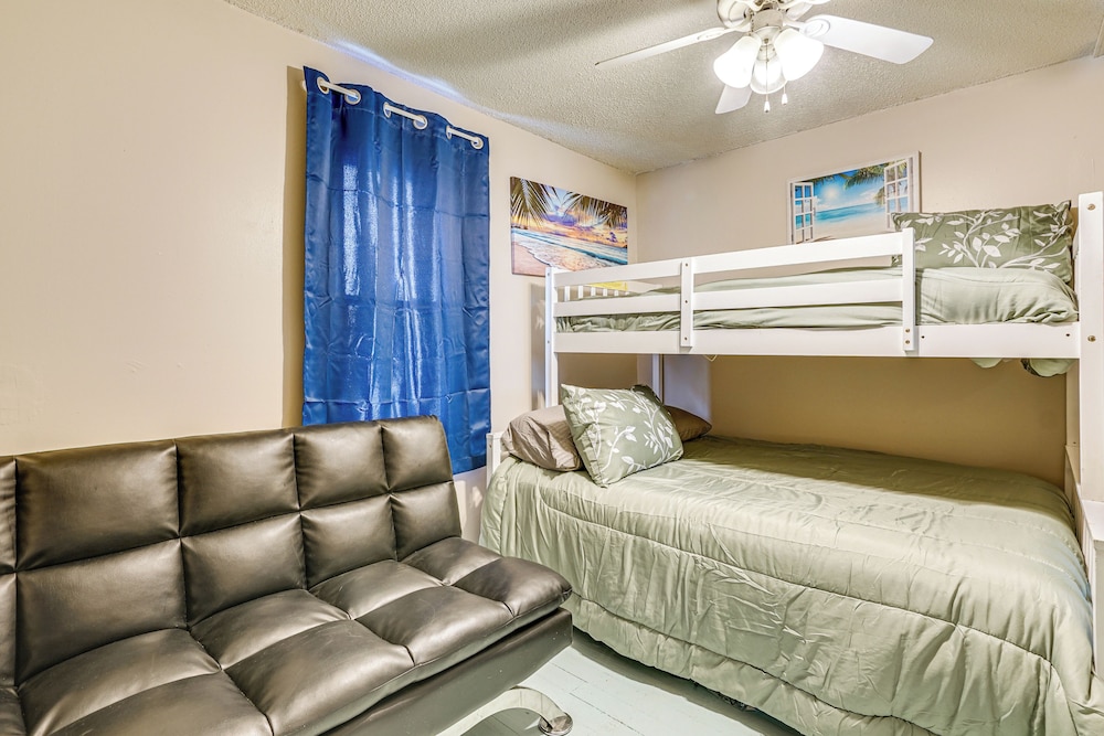 3 Mi to Dtwn Fort Wayne: Home w/ Deck & Yard!