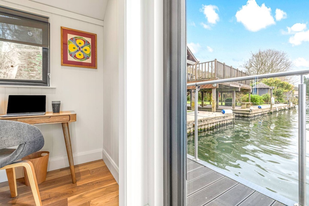 Ondine Houseboat on the Thames - From 160 Per Night