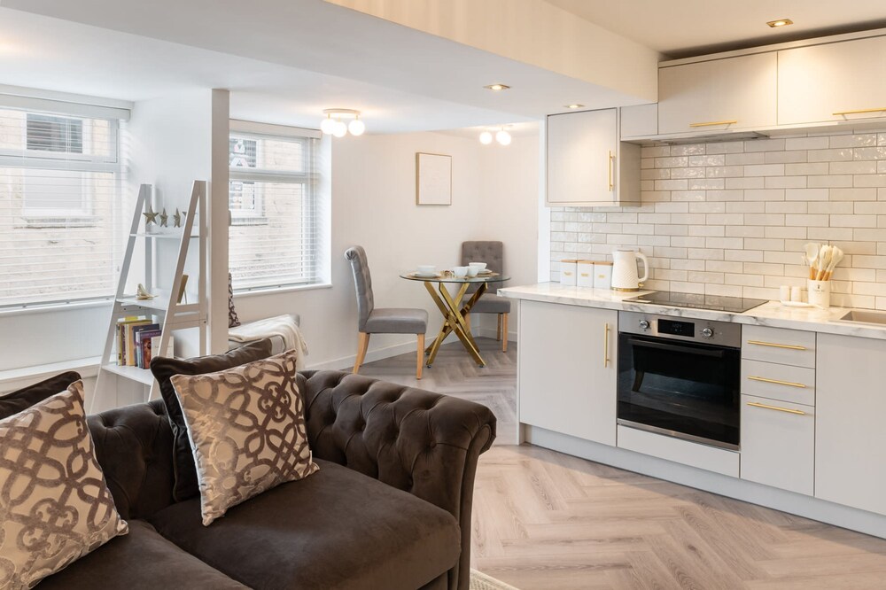 Host Stay Eccles Hideaway
