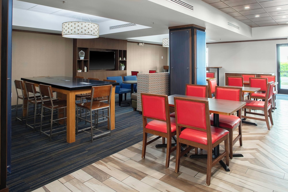 Roanoke Rapids Vacations - Holiday Inn Express  Suites Roanoke Rapids SE, an IHG Hotel - Property Image 27