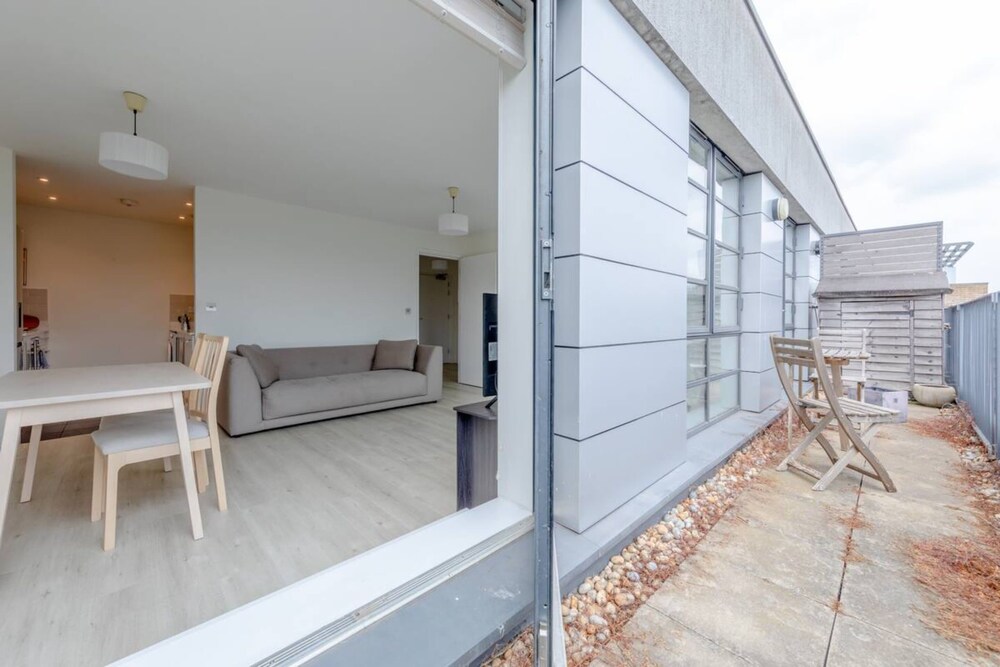 Serene 1BD Canal-side Flat w/ Terrace - Haggerston