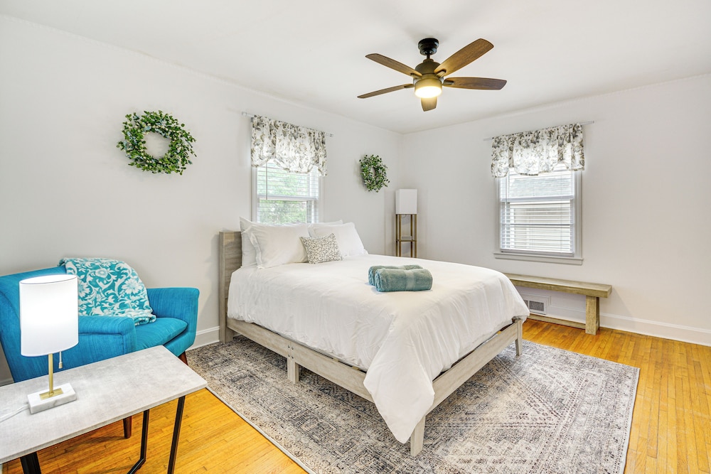 'dogwood Cottage' w/ Fireplace: 1 Mi to University view 3