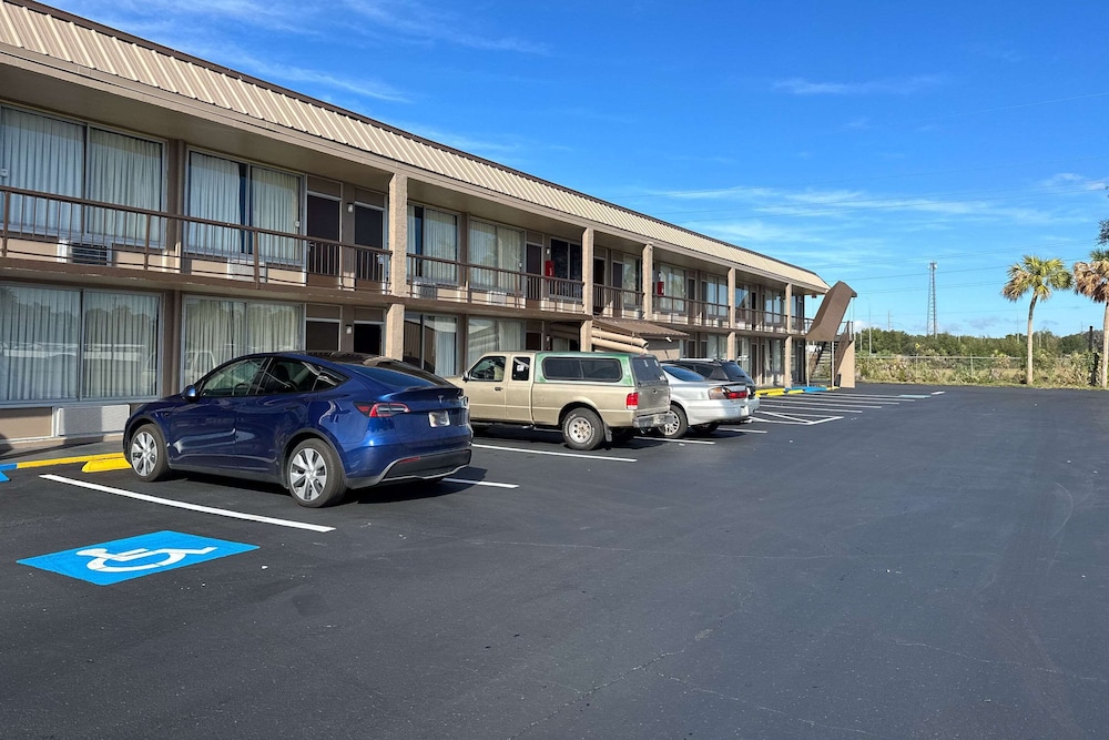Leesburg Vacations - Rodeway Inn - Property Image 1
