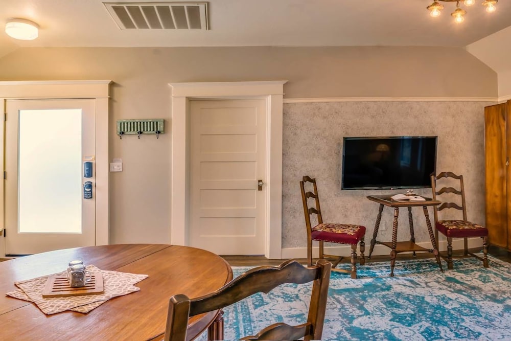 Ashland Vacations - Redtail Suites'red' Mccall Suitetesla Station - Property Image 1