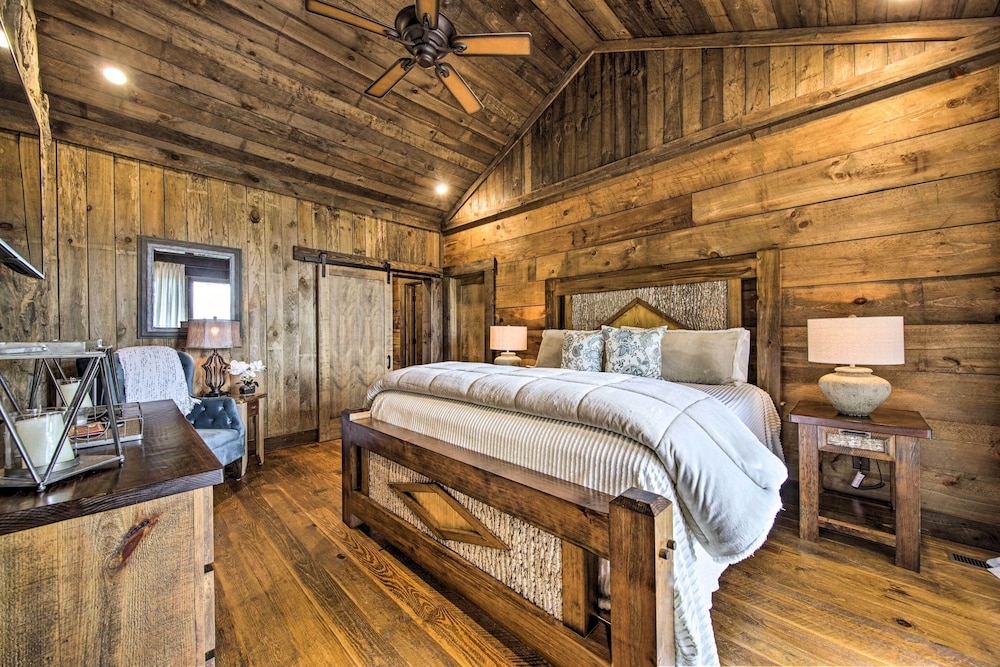 Luxury Mineral Bluff Cabin w/ Views & Hot Tub! view 3