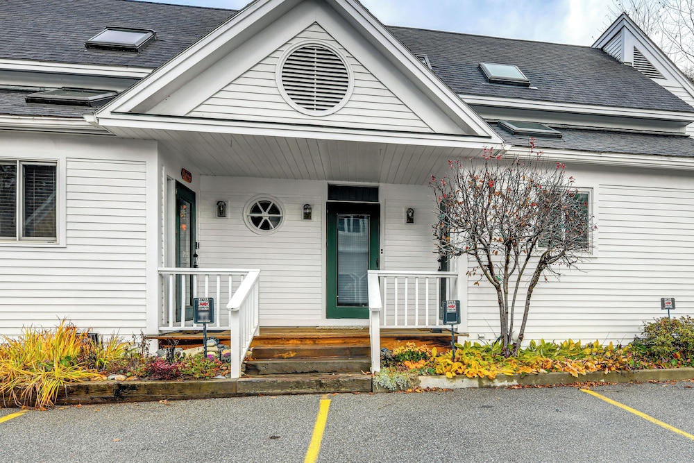 7 Mi to Stowe Mtn! Riverfront Retreat on Main St