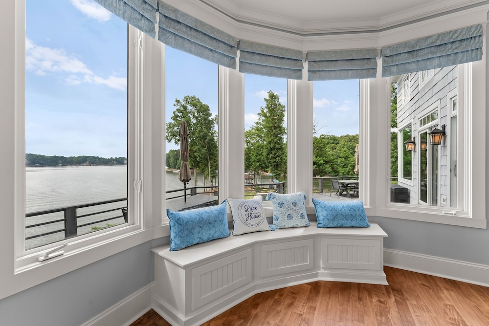Paradise Pointe by Avantstay Lakefront Views Playset