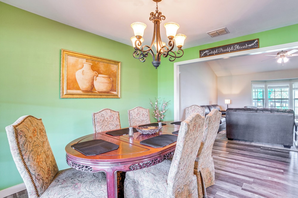 2 Mi to Lake Monticello: Home w/ Large Decks!