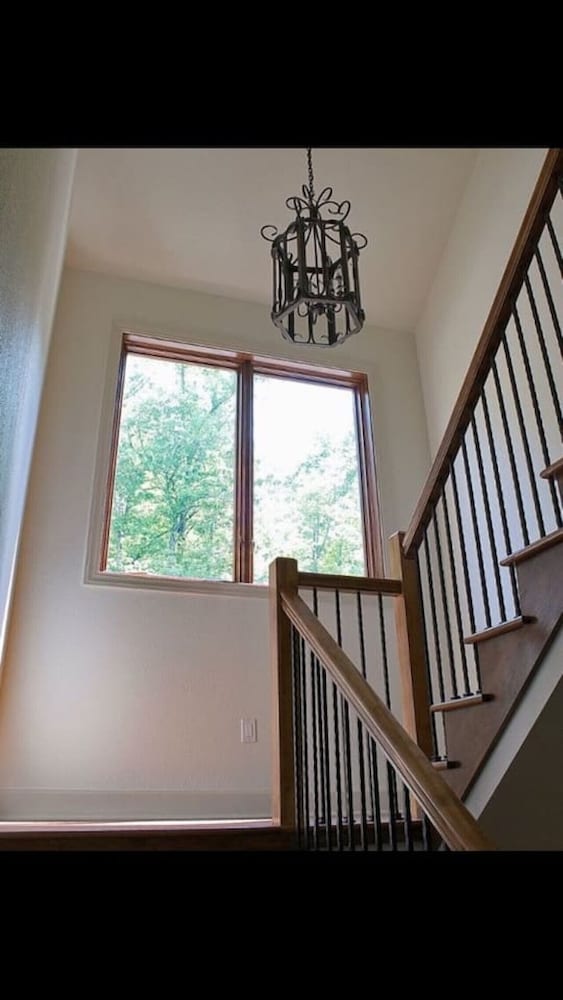 Spectacular 4BR Mountain Home Sleeps 12