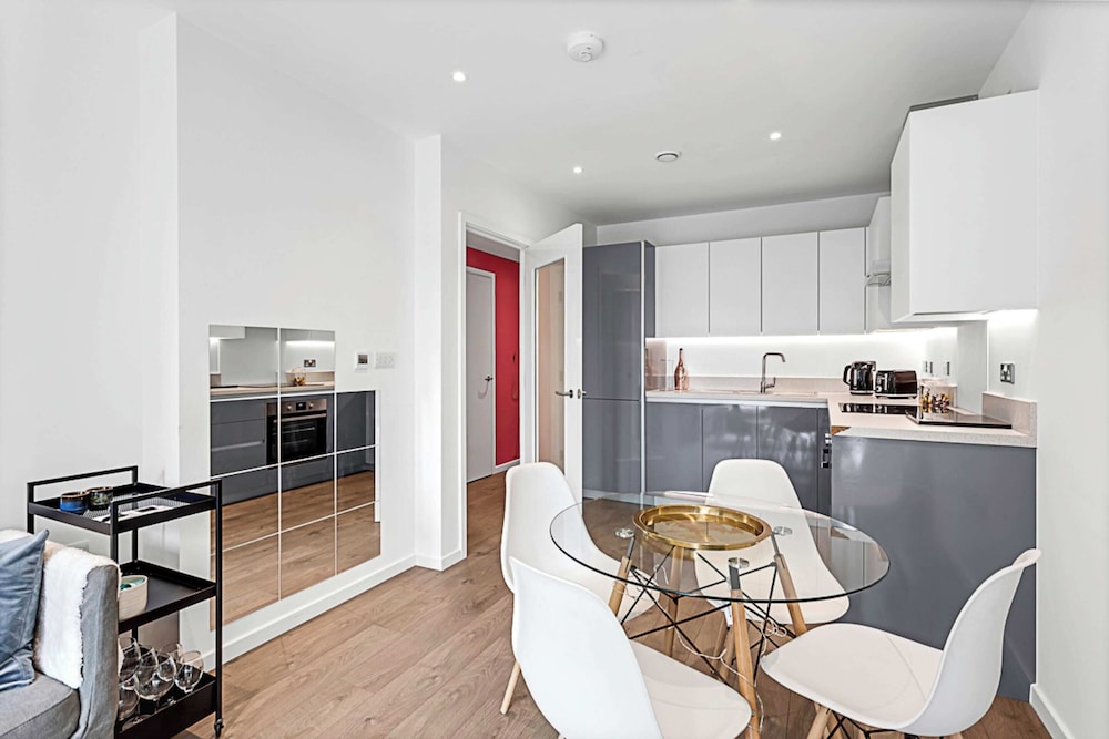 Stylish Flat In Battersea Reach