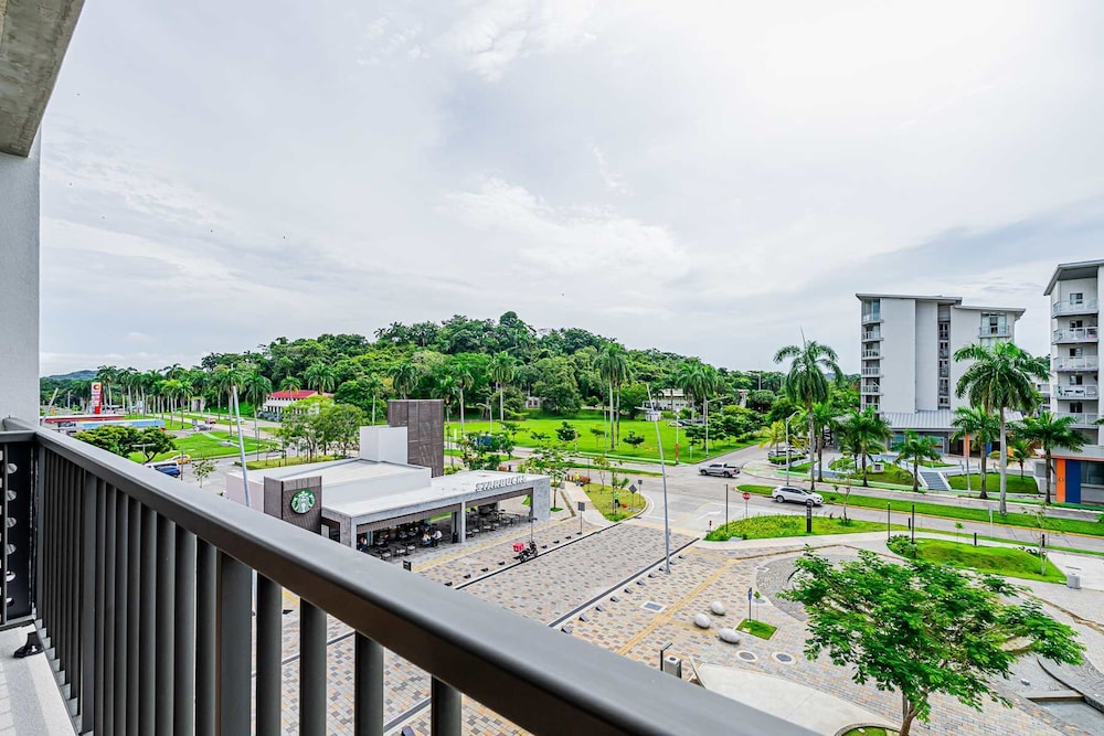 w Modern 2BR w Great Deco in Centriqo
