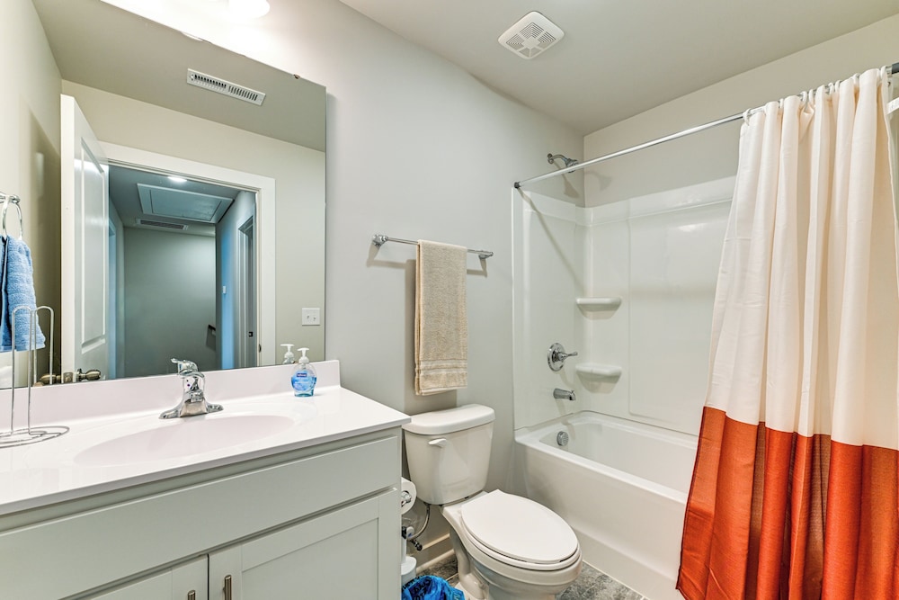 Modern Townhome w/ Yard: 5 Mi to Dtwn Charlotte
