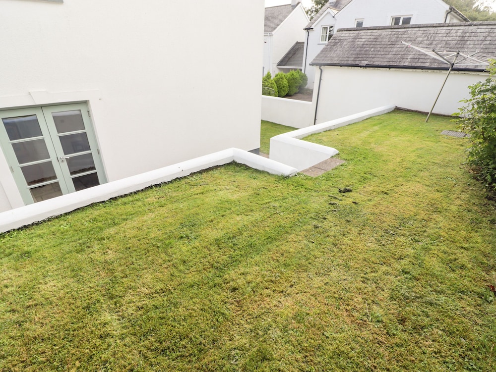 3 Strawberry Close