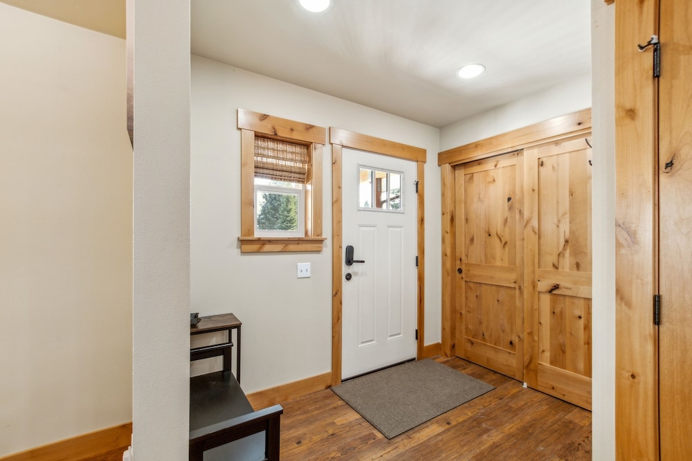 Mountain Retreat With Hot Tub, Game Room And Yard 3 Bedroom Home