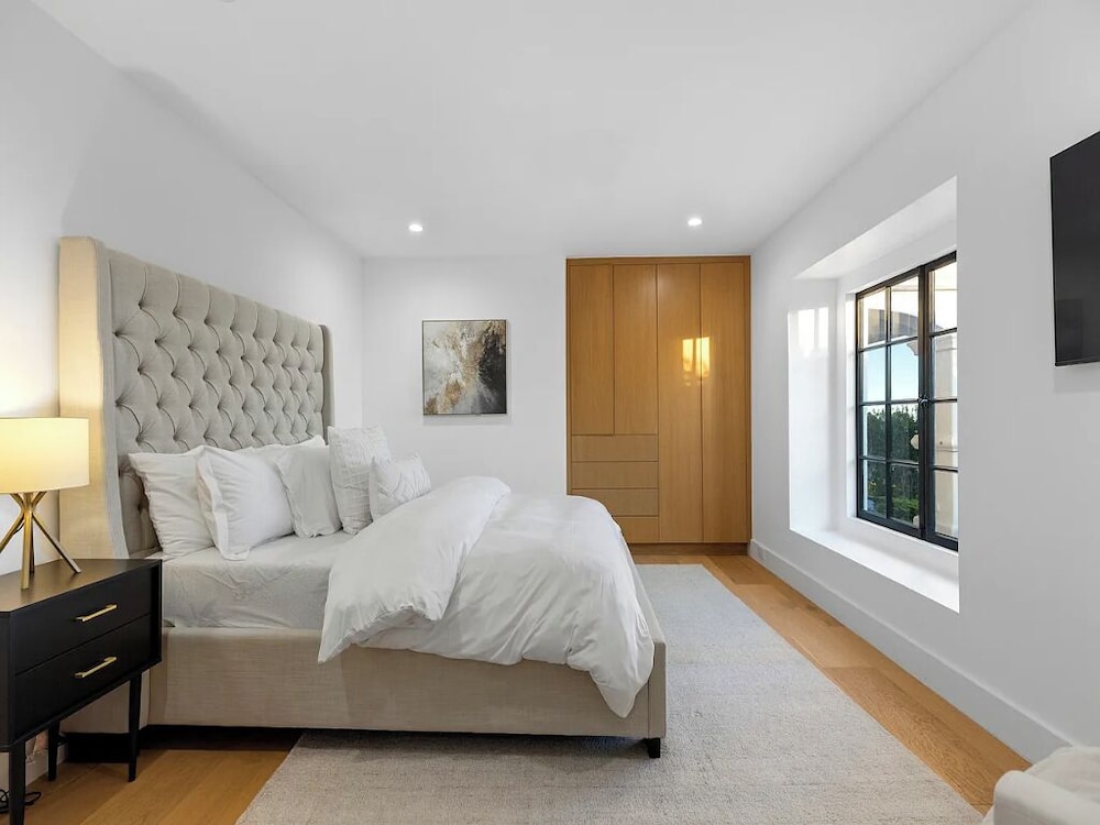 Villa Costera - Tree-lined Tranquility: 3-level Entertainer's Dream