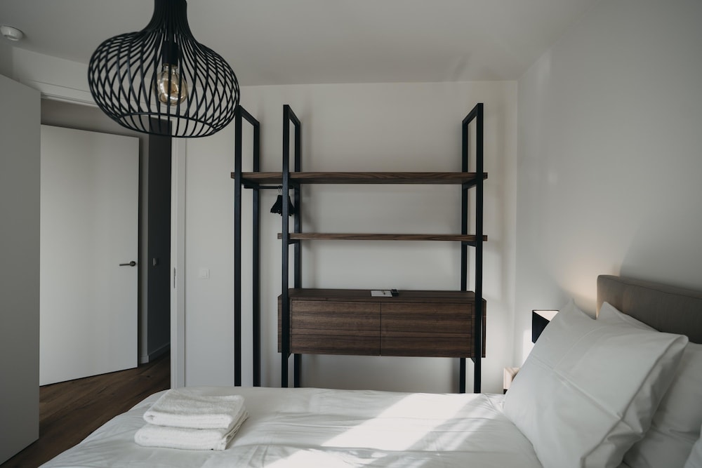 Huswell - The Tide - Stylish Sea View Apartment for 4 - Prime Location With Private Parking