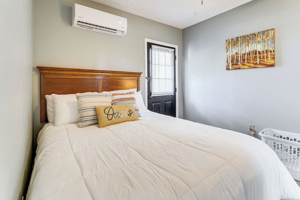 2 Mi to Main Street: Cozy Cabin in Monterey!