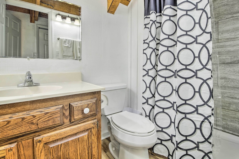 Pet-friendly Gatlinburg Cabin w/ Hot Tub!