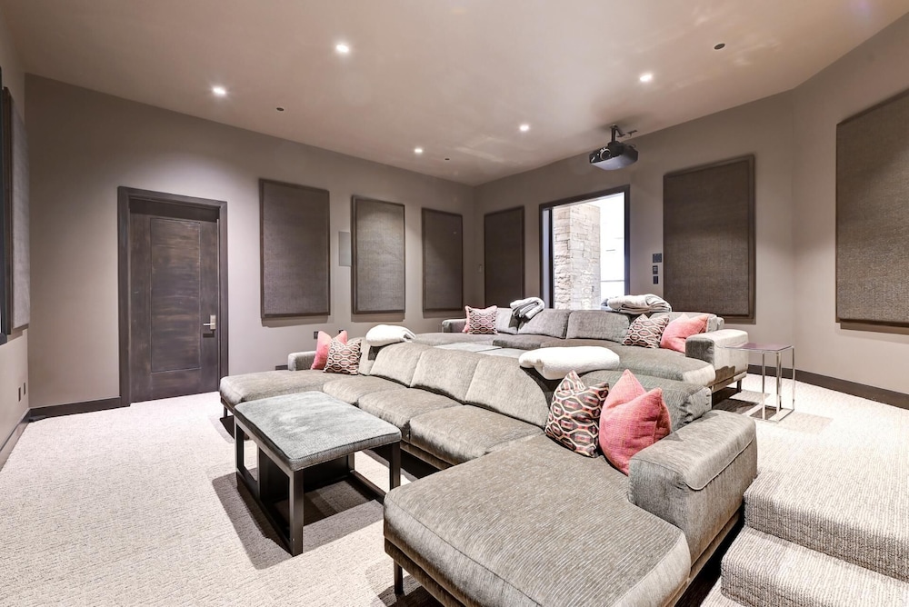 KBM Resorts Walk to Slopes, Sports Court, Private Home Theater, Sleeps 17, Outdoor Hot Tub Pco-184m