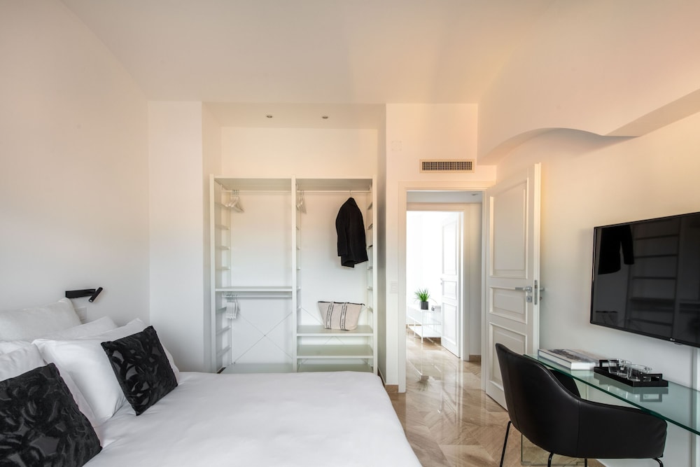 Ruggero City View Apartment by Wonderful Italy