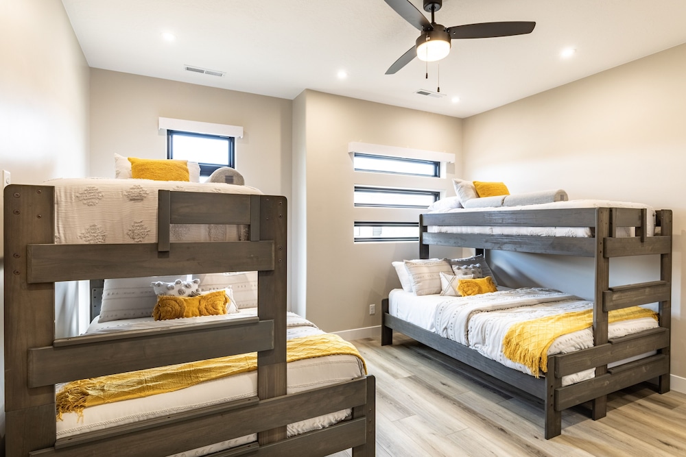 Sunshine Retreat 2 Bedroom Home by RedAwning view 4